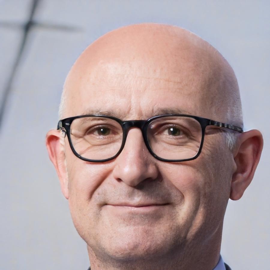 Ritratto professionale di Saverio Mantovani, docente di composizione classica