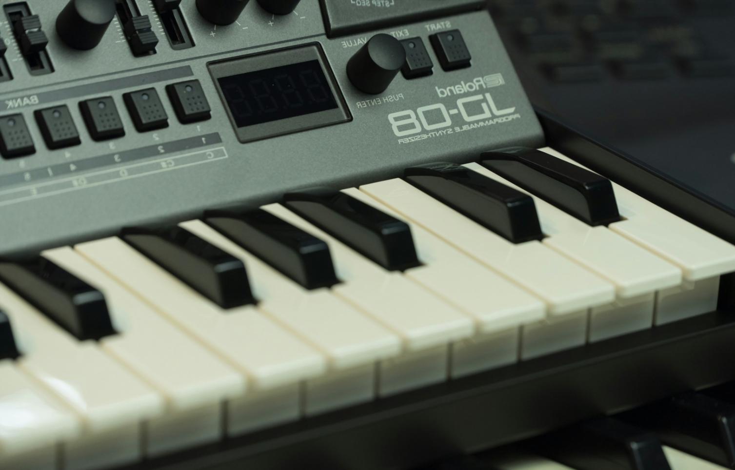 Studio musicale con strumenti e spartiti