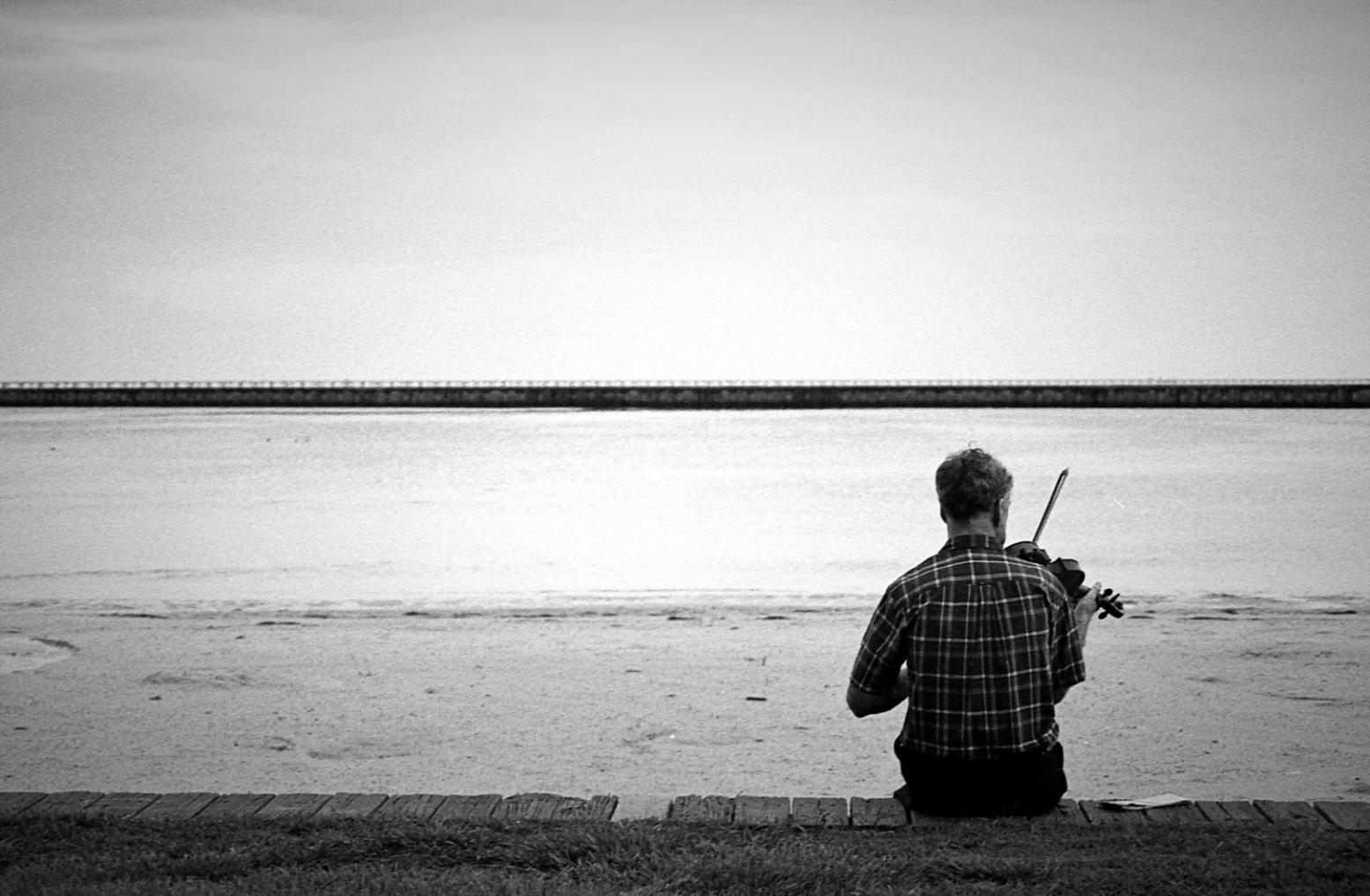 Compositore al lavoro su partitura complessa